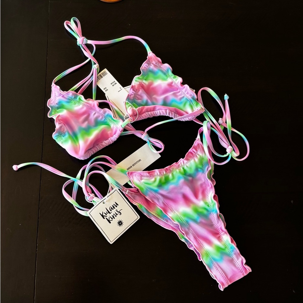 Kulani Kinis
Size small 
Color : Candy Clouds